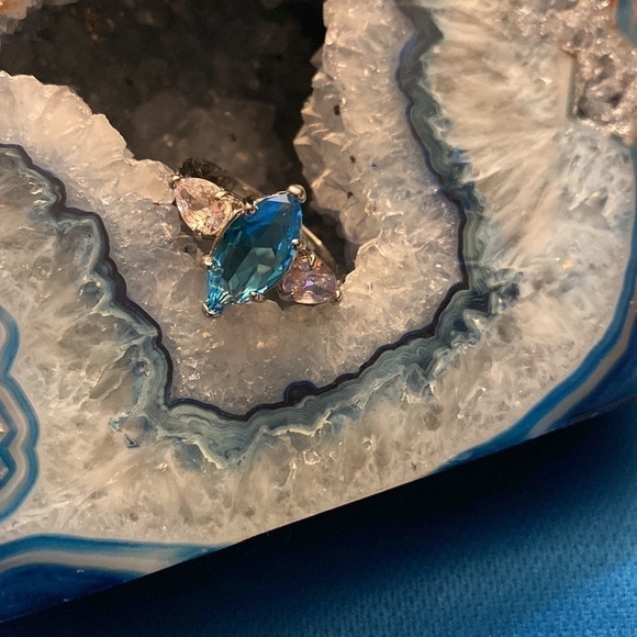 🎉🎉 Host Pick 7/22🎉 Blue Topaz with white topaz. Beautiful Ring - Picture 7 of 12